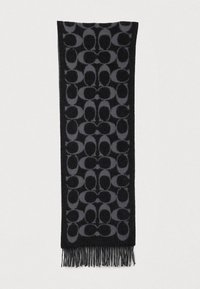 Juodas šalikas su kartotiniais pilkais logotipais, su pūkuotais galais, pagamintas iš minkštos, tekstūruotos medžiagos.