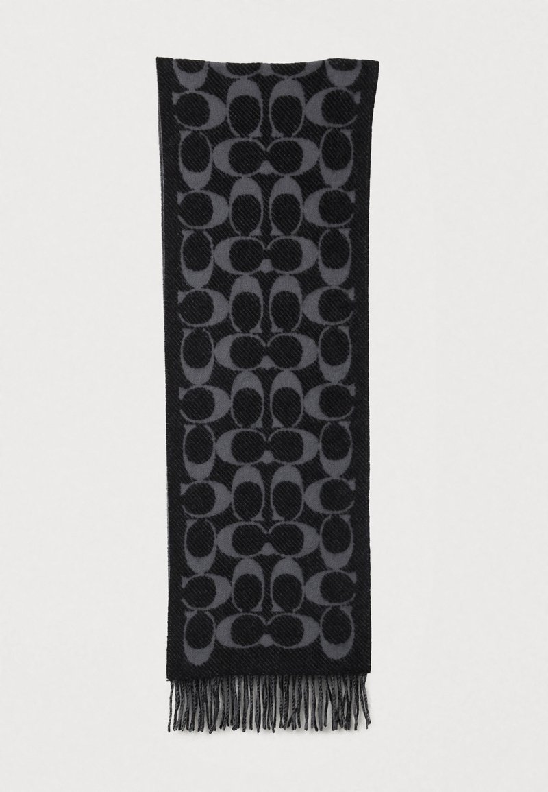 Juodas šalikas su kartotiniais pilkais logotipais, su pūkuotais galais, pagamintas iš minkštos, tekstūruotos medžiagos.