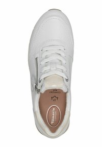 Sneaker bianco con tomaia in pelle, punta rotonda, chiusura con lacci, zip laterale e collo imbottito. L'interno presenta una soffice fodera e una soletta imbottita.