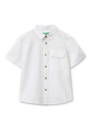 Camisa blanca de manga corta con botones, cuello y bolsillo en el pecho con solapa, mostrada sobre un fondo blanco.