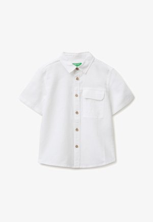 Camicia bianca a maniche corte con bottoni sulla parte anteriore, colletto e taschino sul petto con patta, mostrata su sfondo bianco.