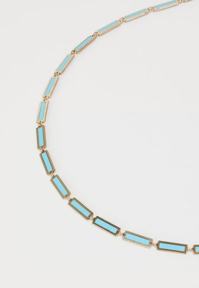 Auksinės spalvos kaklo grandinė su stačiakampiais jungtimis, puošta turkio emaliu, su lygiu paviršiumi ir pakaitomis išdėstytomis jungčių formomis.