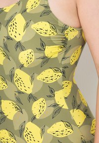 Costume da bagno con design aderente, caratterizzato da uno sfondo verde e una stampa di limoni gialli con foglie. Texture liscia e moderata elasticità.