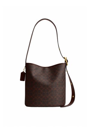 Sac seau en cuir marron avec motif monogramme foncé, bandoulière réglable avec boucle dorée et étiquette en cuir attachée pendante sur le côté.