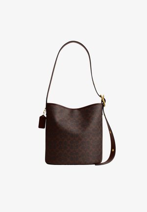 Bolso de cuero marrón tipo cubo con patrón de monograma oscuro, correa ajustable con hebilla dorada y etiqueta de cuero adjunta que cuelga a un lado.