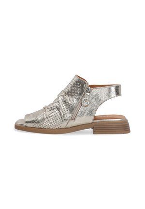 Metallic sølv åben tå sandal med perforeret design, sidelukning og en lav brun stakett hæl. Tekstureret overdel med glatte accenter.