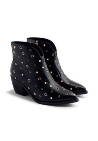 Bottines en cuir noir à bout pointu, ornées d'accents en œillets dorés et argentés, et dotées d'un petit talon carré. Fermeture à éclair sur le côté.