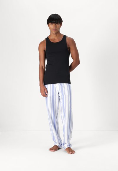 Schwarzes ärmelloses Tanktop, kombiniert mit hellblauen und weißen, vertikal gestreiften Schlafanzughosen. Die Hosen haben einen elastischen Bund und eine lockere Passform.