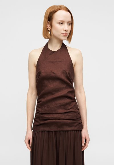 Καφέ τοπ με τιράντα σε υφασμάτινη υφή, με εφαρμοστό μπούστο και ριγέ λεπτομέρεια στη μέση, συνδυασμένο με φούστα στο ίδιο ύφος.