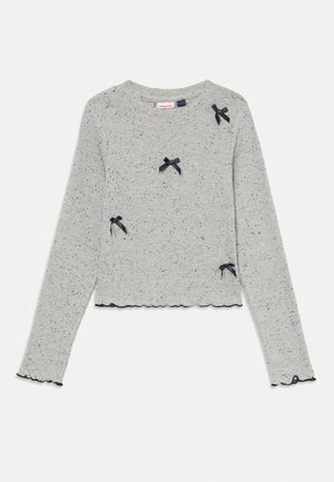 Grauer gerippter Pullover mit verstreuten schwarzen Punkten, kurz, mit gewelltem Saum und kleinen marineblauen Schleifen als Akzent auf der Vorderseite. Lange Ärmel.