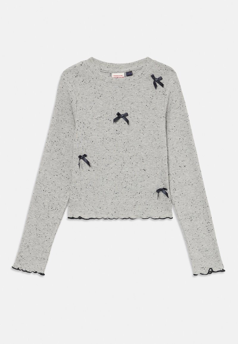 Grauer gerippter Pullover mit verstreuten schwarzen Punkten, kurz, mit gewelltem Saum und kleinen marineblauen Schleifen als Akzent auf der Vorderseite. Lange Ärmel.