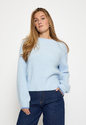 Lyseblå strikket sweater med et struktureret mønster, ribbet kant og manchetter med en kontrasterende kant. Sæt sammen med mørkeblå denimjeans.