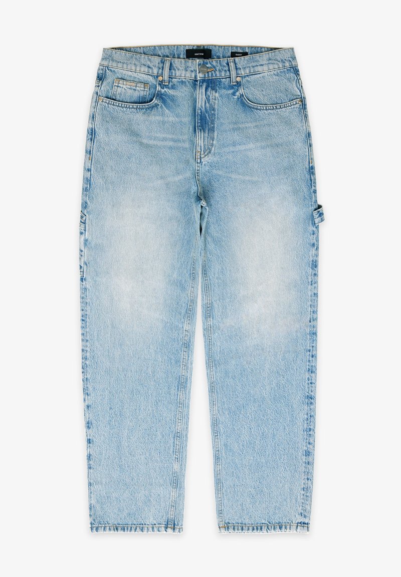 Jean en denim bleu clair délavé avec jambes droites, passants de ceinture, poches avant et arrière, et un détail de boucle latérale sur la jambe droite.