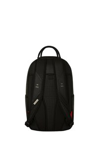 Mochila negra con correas de hombro acolchadas y ajustables, y un panel trasero texturizado. Presenta un logotipo y acentos de texto en gris y rojo.