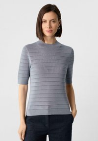 Hellgrauer Strickpullover mit kurzen Ärmeln, ausgestattet mit einem strukturierten Streifendesign und einem runden Halsausschnitt. Aus weichem und atmungsaktivem Material.