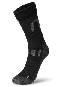 Schwarze Socke mit geripptem Bündchen, ausgestattet mit einem grauen Muster und einer verstärkten Zehenpartie. Das Material wirkt leicht und hat strukturierte Akzente.