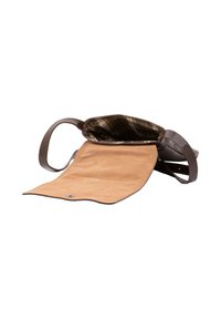 Borsa a spalla in pelle marrone con un design aperto, dotata di un flap in suede marrone chiaro e di una fodera in tessuto a quadri. Include una tracolla corta per il trasporto.