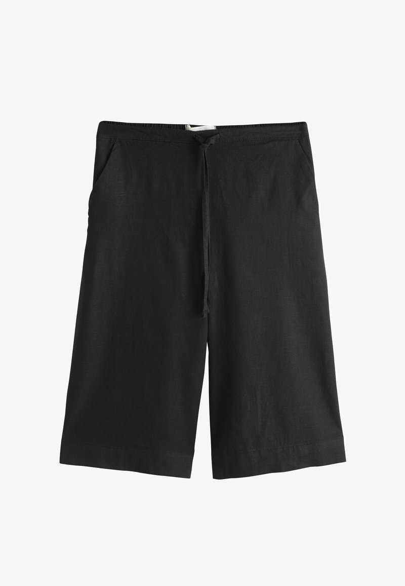 Czarne spodenki do kolan z regulowanym sznurkiem w pasie i bocznymi kieszeniami, wykonane z lekkiego materiału.