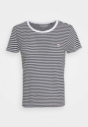 T-shirt à manches courtes à rayures horizontales noires et blanches avec encolure ronde blanche et petit logo triangulaire sur la poitrine.