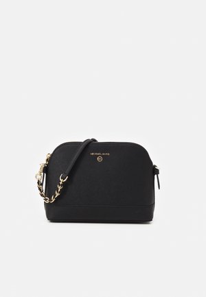 Sac bandoulière noir Michael Kors avec chaîne dorée, fermeture éclair et finition en cuir texturé.