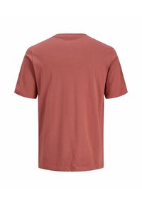 Camiseta básica de manga corta con cuello redondo en un tono rojo ladrillo apagado, mostrada desde la parte de atrás sobre un fondo blanco.