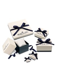 Collezione di scatole regalo bianche e blu navy, con nastri. Le dimensioni variano, con logo in rilievo sulle scatole più grandi. Superfici testurizzate visibili.