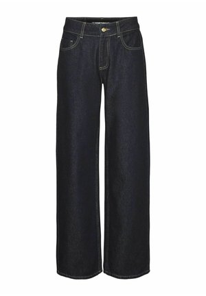 Dunkelblaue gerade Jeans mit Fronttaschen, Gürtelschlaufen und gelben Kontrastnähten, auf einem weißen Hintergrund präsentiert.
