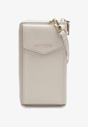 Grijze getextureerde leren telefoonportemonnee met gouden hardware en een voorflap. Bevat een afneembare schouderband en een reliëflogo aan de voorkant.