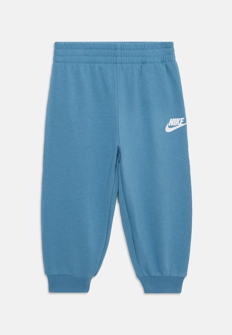 Helle blaue Sweatpants aus weichem Stoff, mit einem elastischen Bund, gerippten Bündchen und einem weißen Nike-Logo-Akzent.