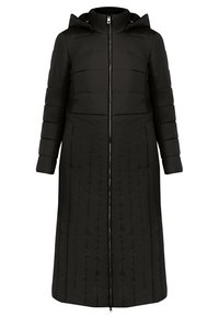 Długa czarna pikowana kurtka z kapturem, zamkiem błyskawicznym na całej długości z przodu oraz poziomymi i pionowymi przeszyciami.