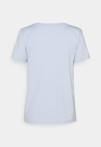 Vaaleansininen lyhythihainen t-paita, jossa on pyöreä kaula-aukko. Sujuva puuvillakangas, yksinkertainen muotoilu, ilman kuvioita tai korostuksia.