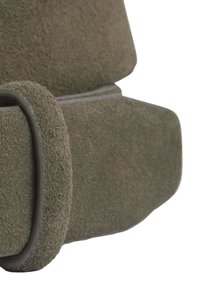 Bolsa de fieltro verde oscuro con una superficie texturizada, cuerpo redondeado y un cierre de tira prominente. Diseño minimalista con líneas limpias.