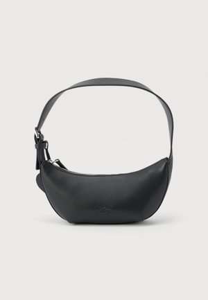 Sac bandoulière en cuir noir en forme de croissant avec sangle ajustable et fermeture éclair sur fond uni.