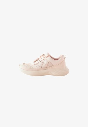 Baskets de sport rose clair en mesh et en daim. Présentent un design matelassé, un système de laçage et une semelle épaisse et texturée pour l'amorti.