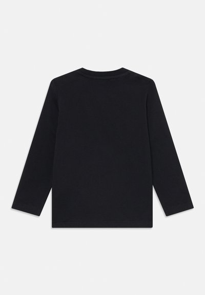 Langärmliges schwarzes T-Shirt aus Baumwolle mit Rundhalsausschnitt. Verfügt über einen gerippten Kragen und Ärmelbündchen, eine glatte Textur und ein schlichtes, ungeschmücktes Design.