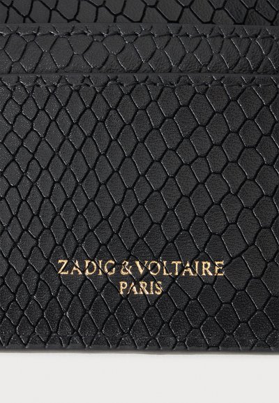 Черен текстуриран кожа с шарка, наподобяваща люспи, и златен надпис "Zadig & Voltaire Paris", отпечатан в центъра.