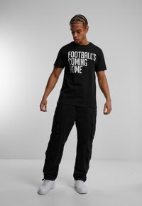 Merchcode FOOTBALL'S COMING HOME LOGO - Apdrukāts T-krekls - black