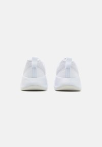 Zapatillas deportivas blancas con parte superior de malla, parte trasera texturizada, tira de agarre y suela ligera con un diseño moteado.