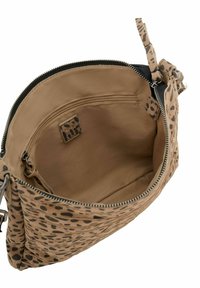 Sac à main en imprimé léopard tan avec fermeture éclair. L'intérieur est en tissu lisse avec une poche. Il possède une bandoulière amovible et des accents texturés.