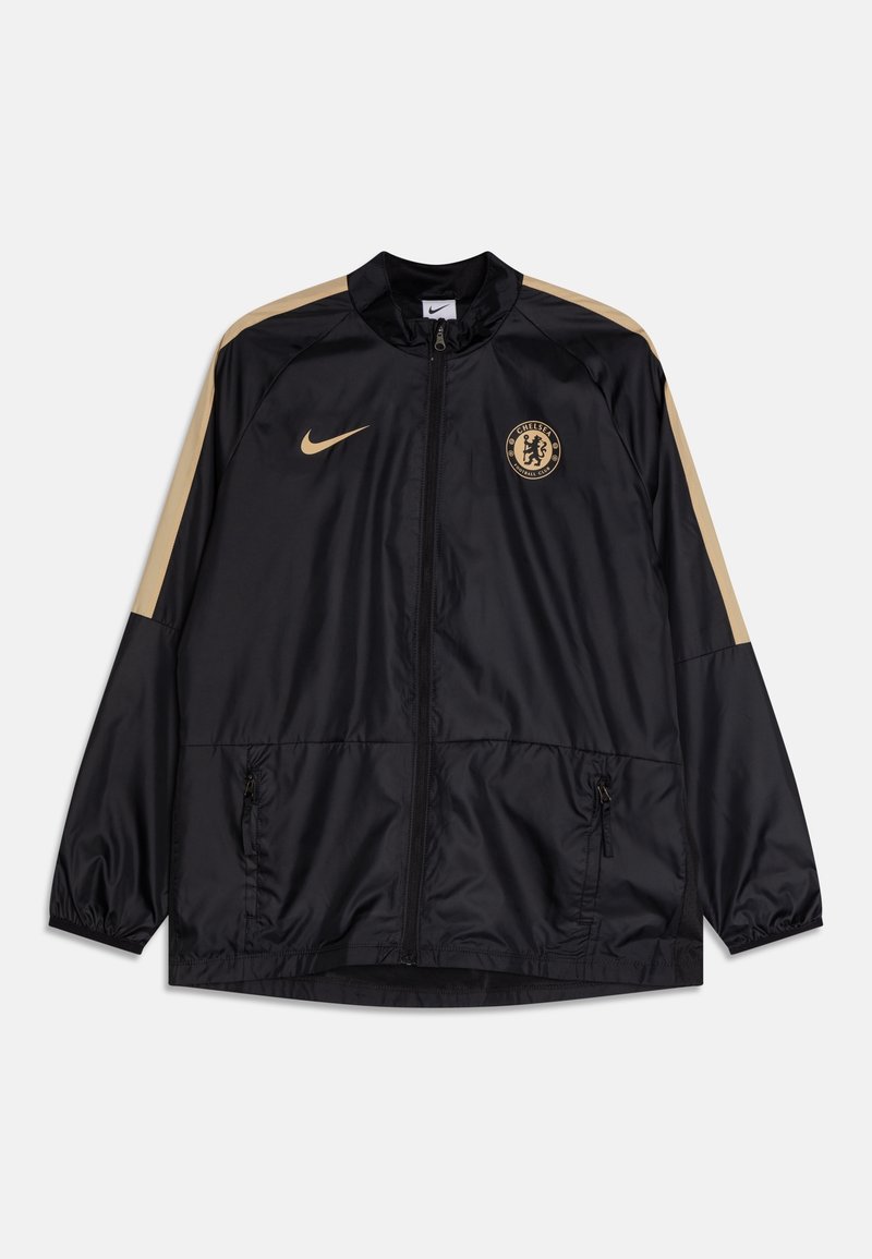 Chaqueta negra de Nike con detalles en dorado, que presenta un cuello alto, cierre de cremallera, bolsillos laterales y el logo del Chelsea FC en el pecho.