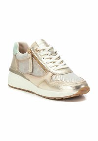 Zapatilla metálica en oro y beige con tela de malla, cordones frontales, cremallera lateral y suela de goma estriada. Detalles en menta clara en el talón.