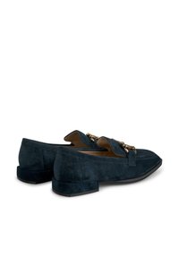 Zamszowe granatowe mokasyny z niskim obcasem, z ozdobnym złotym łańcuszkiem na cholewce oraz zaokrąglonym noskiem.