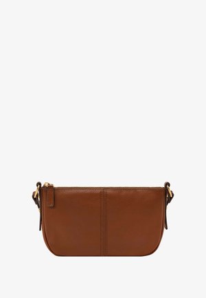 Sac bandoulière en cuir marron avec une texture lisse, une fermeture éclair et des garnitures en ton doré. Présente un léger détail de couture.