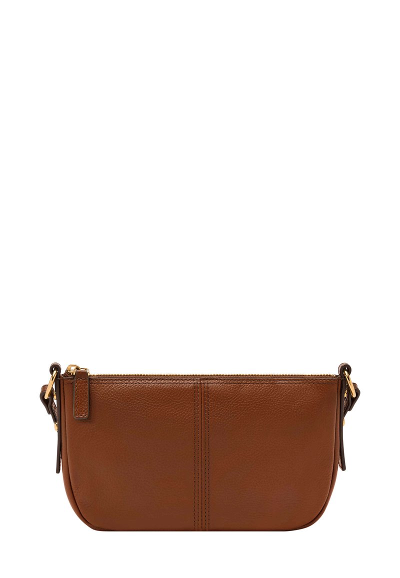 Sac bandoulière en cuir marron avec une texture lisse, une fermeture éclair et des garnitures en ton doré. Présente un léger détail de couture.