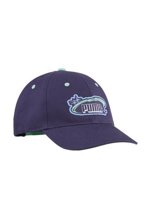 Granatowa czapka bejsbolowa Puma z zakrzywionym daszkiem, jasnoniebiesko-zieloną naszywką z logo oraz dopasowanymi otworami wentylacyjnymi na białym tle.