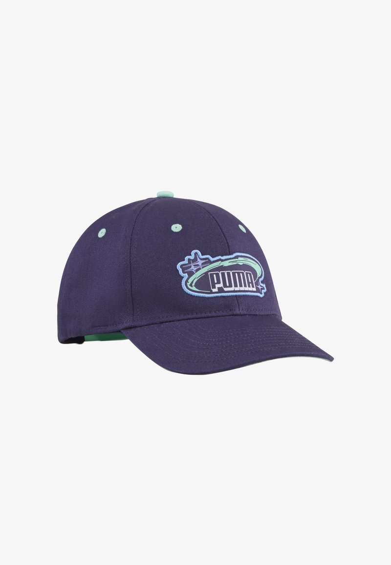 Casquette de baseball Puma bleu marine avec visière courbée, patch logo bleu clair et vert, et œillets de ventilation assortis sur fond blanc.