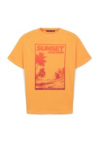 T-shirt arancione a maniche corte in cotone, con una stampa grafica di un surfista e palme accompagnata dal testo "SUNSET CALIFORNIA".