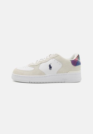 Biało-beżowy sneaker z białymi sznurówkami, granatowym logo gracza polo po boku oraz wielokolorowym wzorem w kratę na kołnierzu pięty.