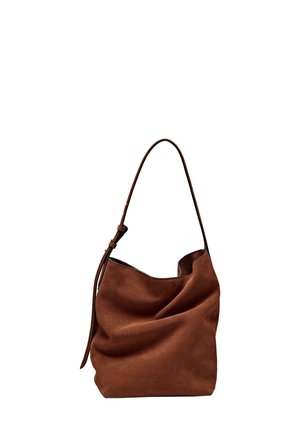 Sac hobo en suede marron avec un design souple et décontracté, une seule sangle en cuir ajustable et un intérieur lisse. Présente des détails de couture minimalistes.