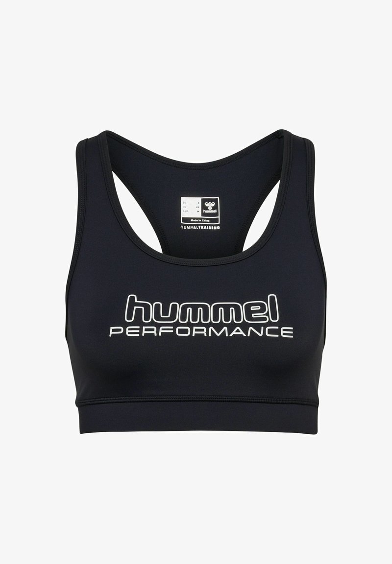 Sujeta deportiva negra hecha de una tela elástica con un diseño de espalda nadadora, con "HUMMEL PERFORMANCE" impreso en letras blancas en la parte frontal.